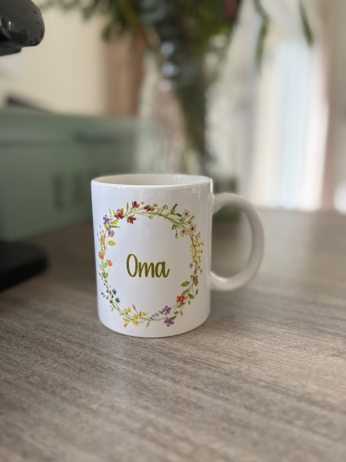 Tas met krans van veldbloemen